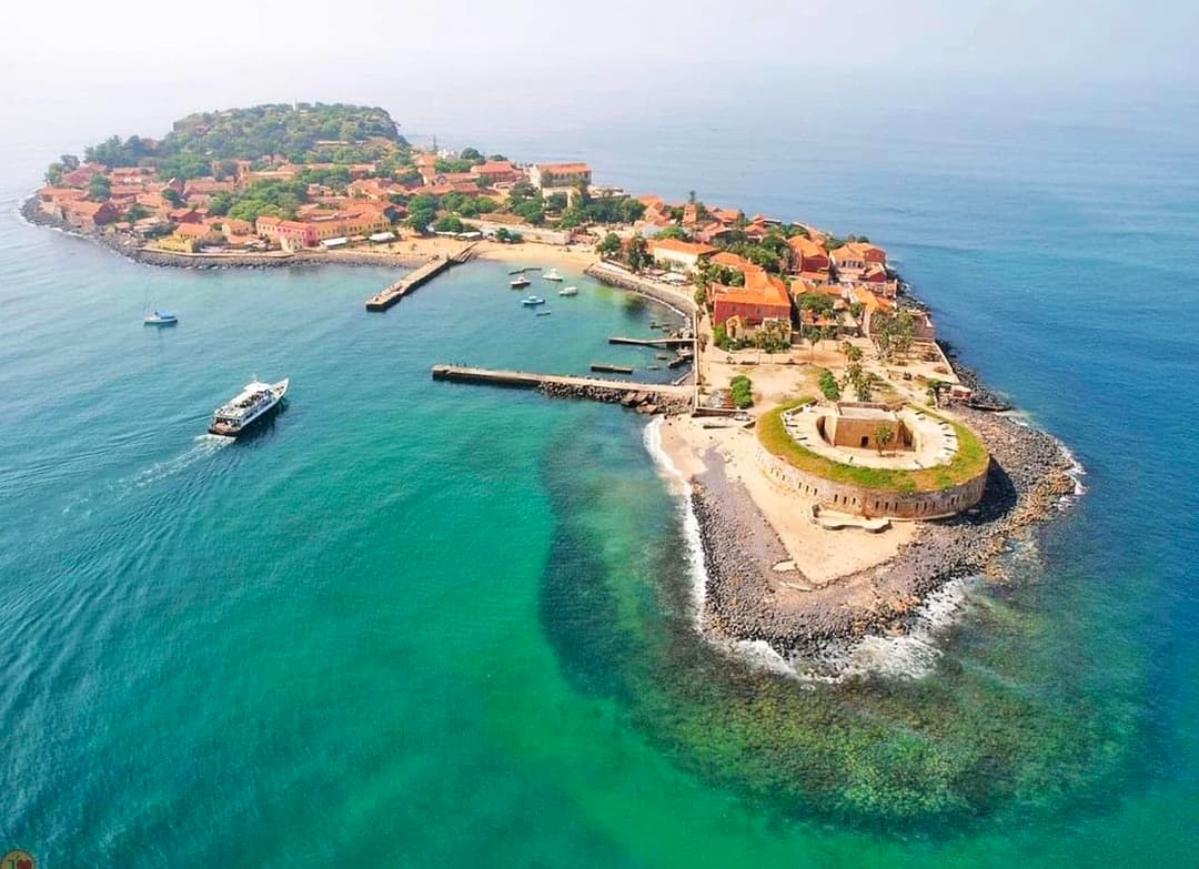 Excursion à L’Île de Gorée : Un voyage au cœur de l’histoire et de la beauté sénégalaise